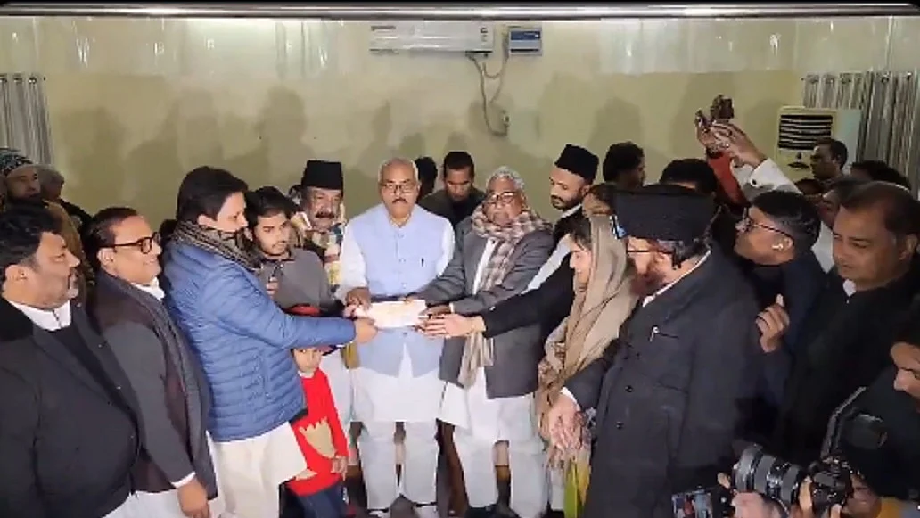 समाजवादी पार्टी प्रतिनिधिमंडल ने संभल में पीड़ित परिवारों से की मुलकात, दी आर्थिक मदद, पुलिस पर लगाए गंभीर आरोप