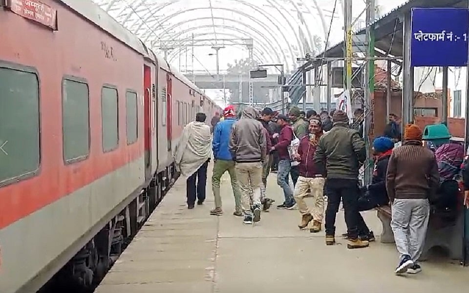 किसान आंदोलन के कारण झेलम एक्सप्रेस को जालंधर कैंट पर रोका गया, यात्री परेशान, बोले- खाना तक नहीं मिल रहा