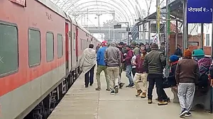 किसान आंदोलन के कारण झेलम एक्सप्रेस को जालंधर कैंट पर रोका गया, यात्री परेशान, बोले- खाना तक नहीं मिल रहा