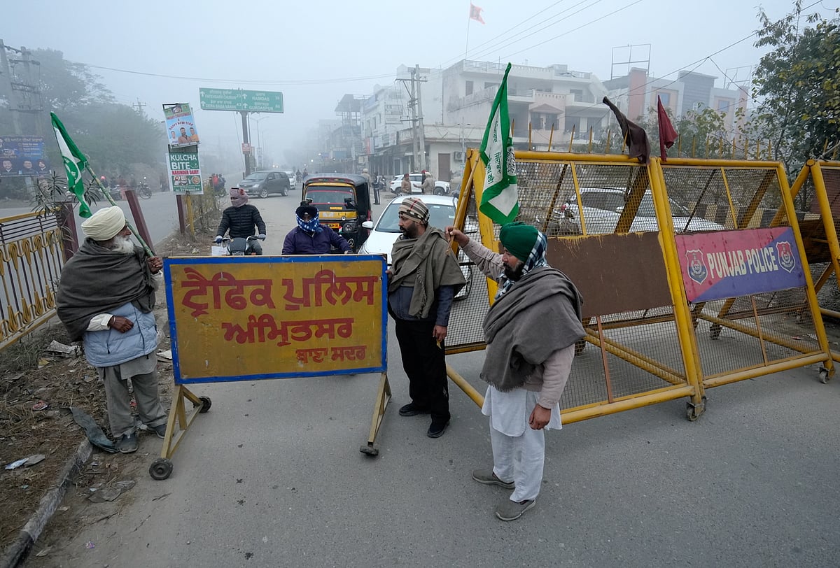 पंजाब में किसानों का बंद, कई जगहों पर सड़कें जाम, रेलवे ट्रैक भी बैठे प्रदर्शनकारी, यातायात प्रभावित 