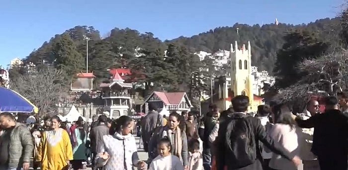 नए साल पर गुलजार है पहाड़ों की रानी शिमला, जश्न मनाने के लिए उमड़ी भीड़, सैलानियों को बर्फबारी का इंतजार
