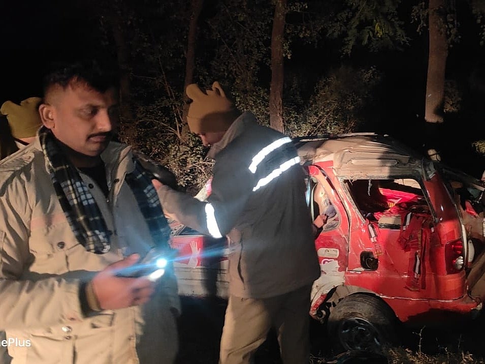 UP: कैबिनेट मंत्री संजय निषाद के काफिले संग चल रही गाड़ी पलटी, ड्राइवर सहित पांच महिलाएं घायल