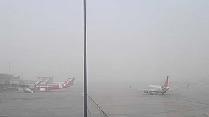 दिल्ली हवाई अड्डे पर कोहरे का असर, 27 उड़ानें रद्द, कई देरी से चल रहीं