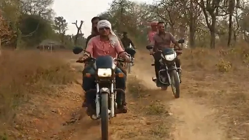 पत्रकार मुकेश चंद्राकर नक्सलियों के कब्‍जे से जवान को लाए थे सुरक्षित वापस, जानिए कैसे कराया था रिहा