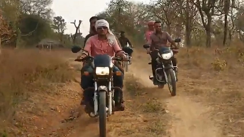 पत्रकार मुकेश चंद्राकर नक्सलियों के कब्जे से जवान को लाए थे सुरक्षित वापस, जानिए कैसे कराया था रिहा
