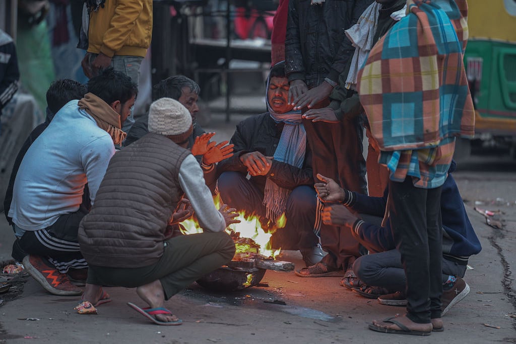 उत्तर भारत शीतलहर की चपेट में, दिल्ली में बारिश ने बढ़ाई ठंड, बिहार का हाल बेहाल, सड़क-रेल यातायात प्रभावित