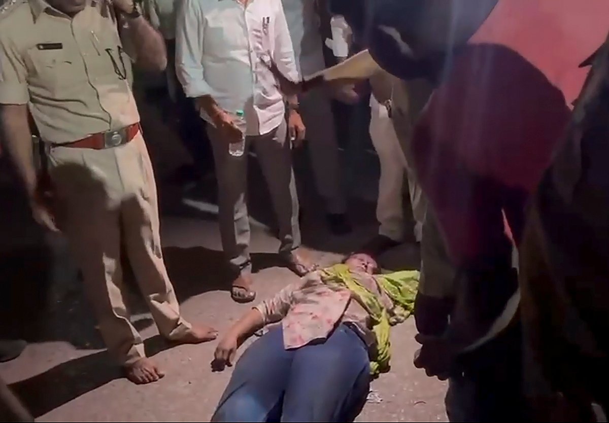 तिरुपति मंदिर के वैकुंठ द्वार दर्शनम का टिकट पाने की होड़ में भगदड़, 6 श्रद्धालुओं की मौत, 25 घायल