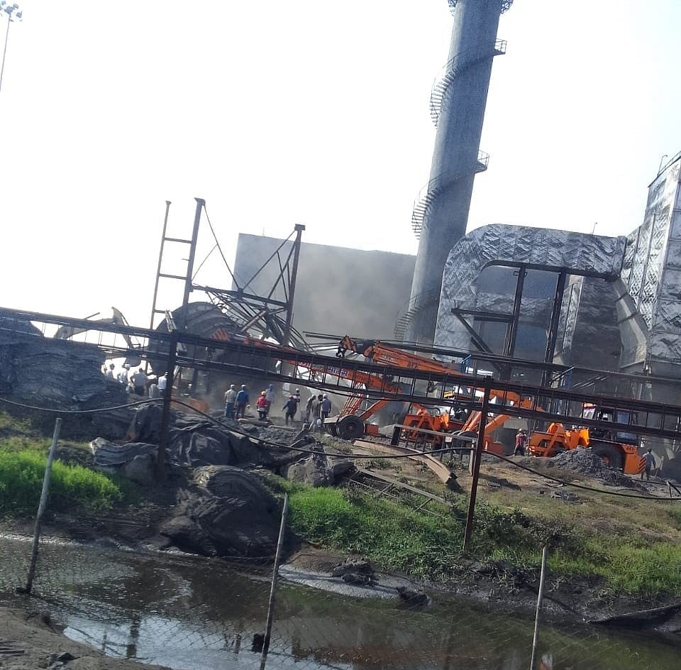 छत्तीसगढ़ में प्लांट की चिमनी गिरी, दो मजदूर घायल, कई अन्य के फंसे होने की आशंका