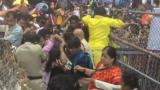 तिरुपति भगदड़ में जीवित बचे पीड़ित ने भयावह मंजर को याद कर कहा- पांच मिनट के लिए लगा हम अब जिंदा नहीं बचेंगे 
