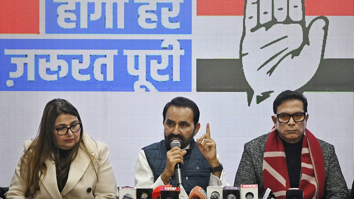 प्रेस कॉन्फ्रेंस के दौरान कांग्रेस नेता शक्तिसिंह गोहिल, अभय दुबे और अन्य सदस्य (फोटोः विपिन)