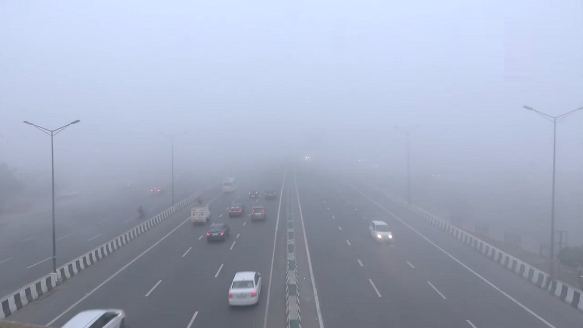 दिल्ली-NCR में कड़ाके की ठंड के बीच घने कोहरे की मार, विजिबिलिटी जीरो, सड़क पर रेंगती नजर आई गाड़ियां, ट्रेनें-उड़ानें लेट