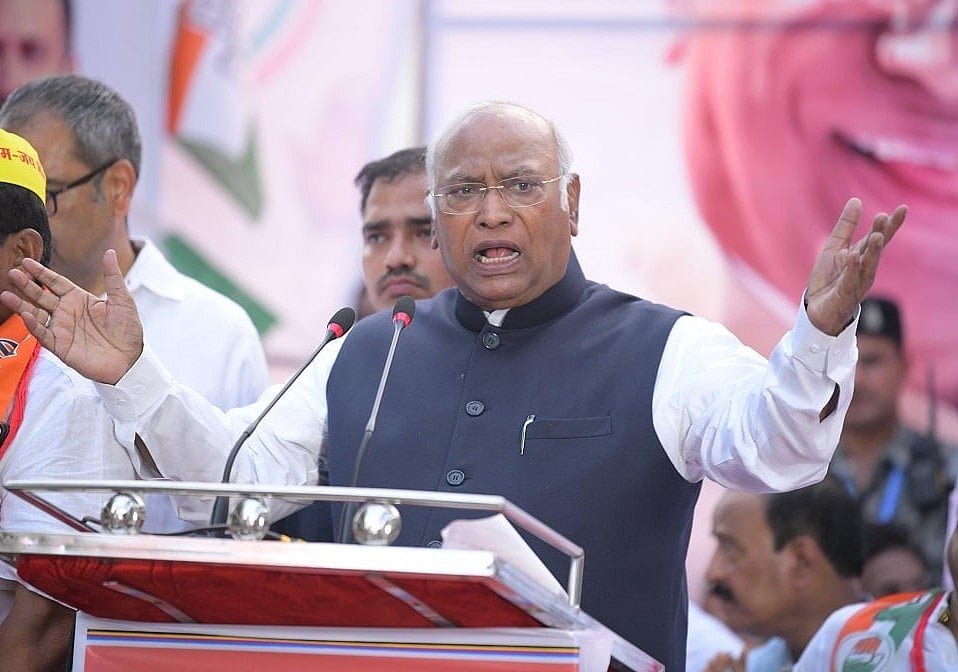 मनरेगा श्रमिकों के अधिकारों पर कुल्हाड़ी चला रही सरकार, मजदूरी 400 रुपये और कार्यदिवस 150 किया जाएः खड़गे