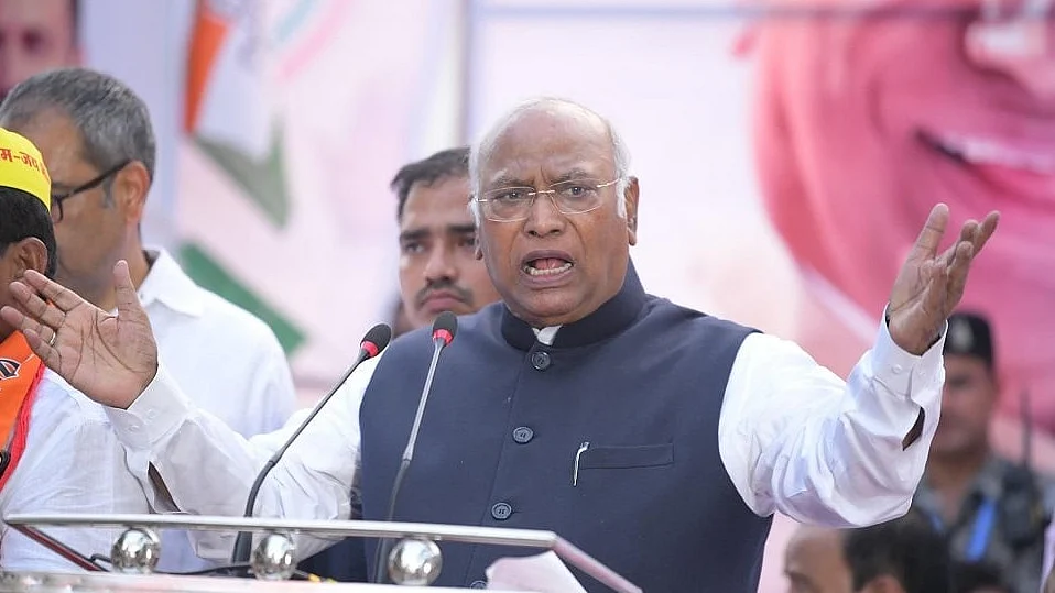 मनरेगा श्रमिकों के अधिकारों पर कुल्हाड़ी चला रही सरकार, मजदूरी 400 रुपये और कार्यदिवस 150 किया जाएः खड़गे