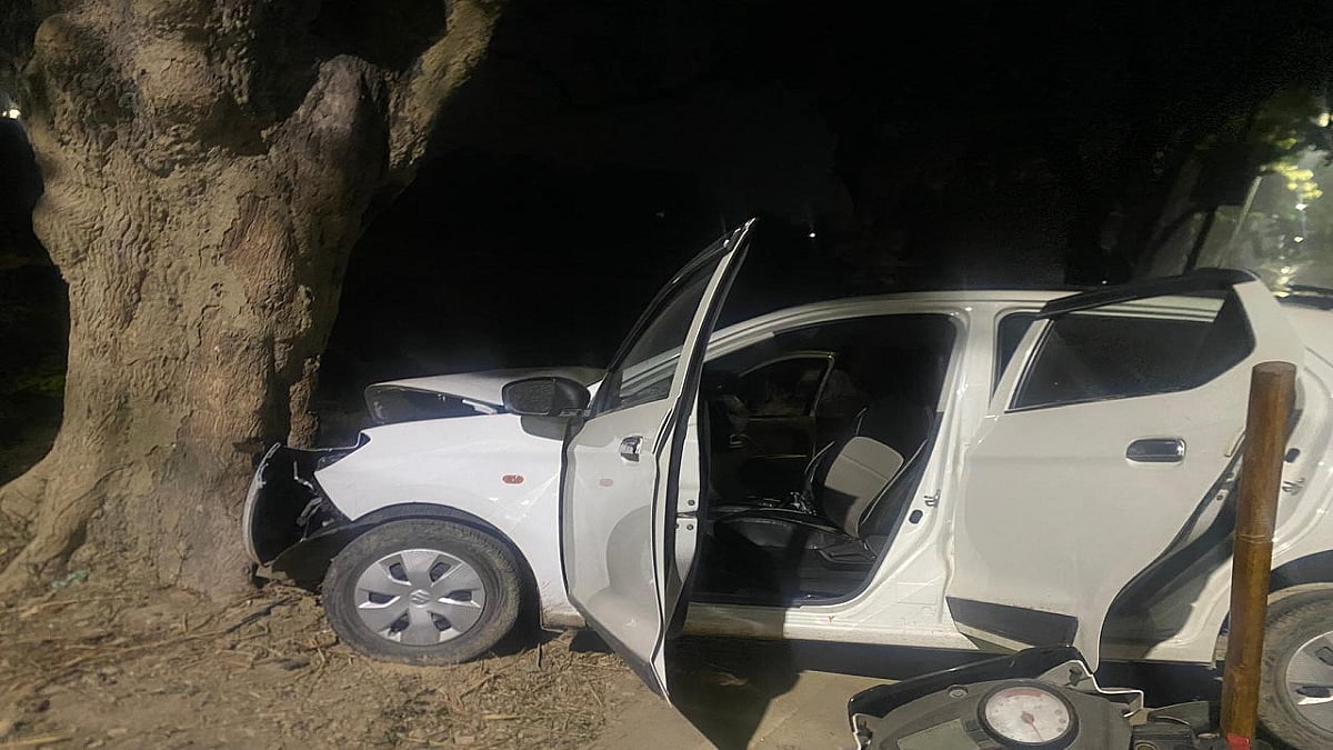 उत्तर प्रदेश के कौशांबी में बेकाबू कार पेड़ से टकराई, दो युवकों की मौत, एक घायल