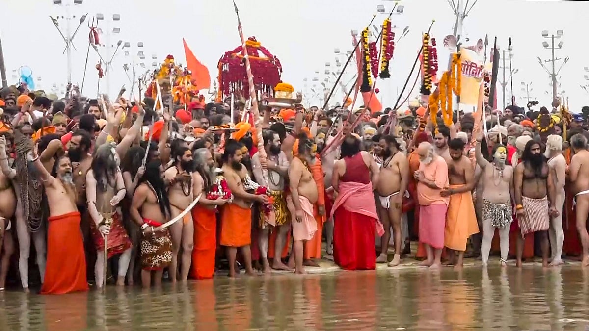 महाकुंभ: मकर संक्रांति पर अखाड़ों के साधु-संतों ने किया अमृत स्नान