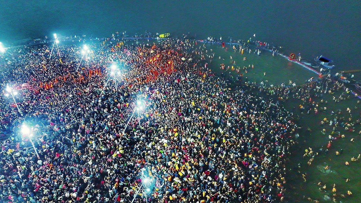 वीडियो: महाकुंभ में उमड़ा श्रद्धालुओं का जनसैलाब, मकर संक्रांति पर एक करोड़ से अधिक लोगों ने लगाई डुबकी