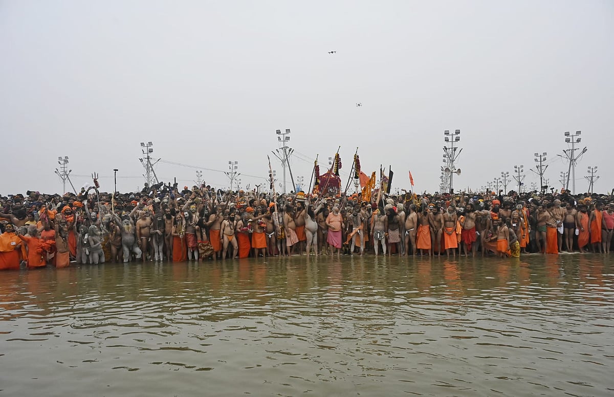 महाकुम्भ के दूसरे स्नान पर्व मकर संक्रांति पर मंगलवार को सुबह से अखाड़ों के साधु संतों का अमृत स्नान जारी है।