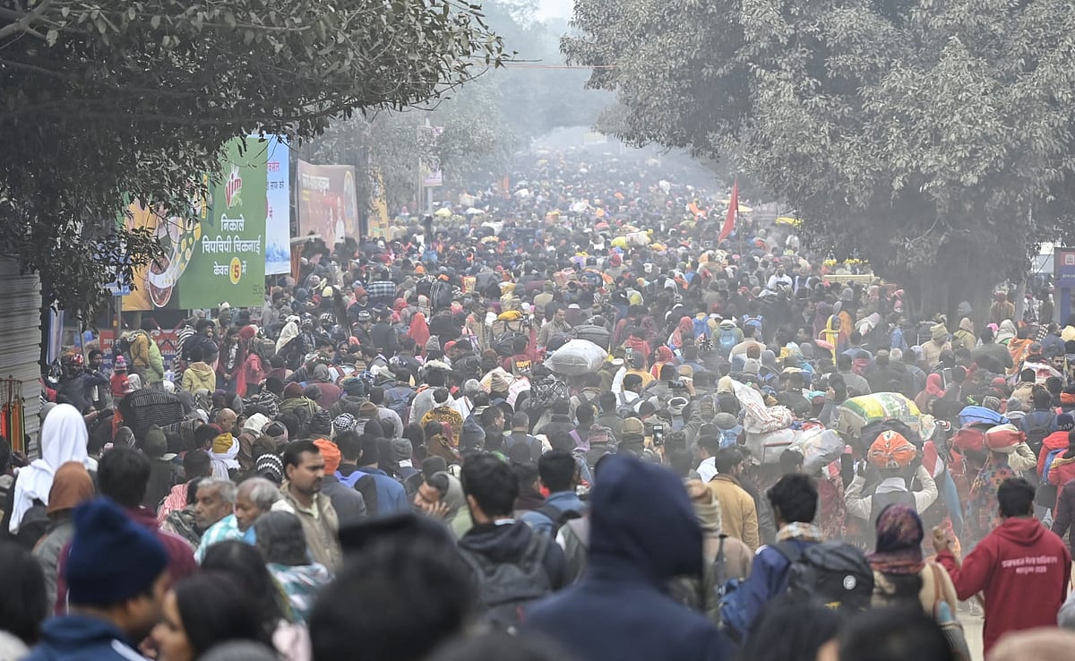 कड़ाके की ठंड और कोहरे के बावजूद प्रयागराज में हर दिशा से जनसैलाब सुबह से ही संगम की ओर जाता दिखाई दिया।