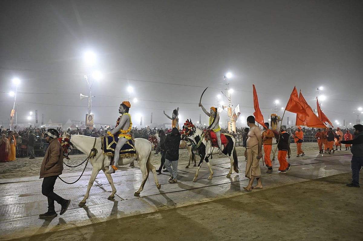 अमृत स्नान के लिए ज्यादातर अखाड़ों का नेतृत्व कर रहे इन नागा साधुओं का अनुशासन और उनका पारंपरिक शस्त्र कौशल देखने लायक था।