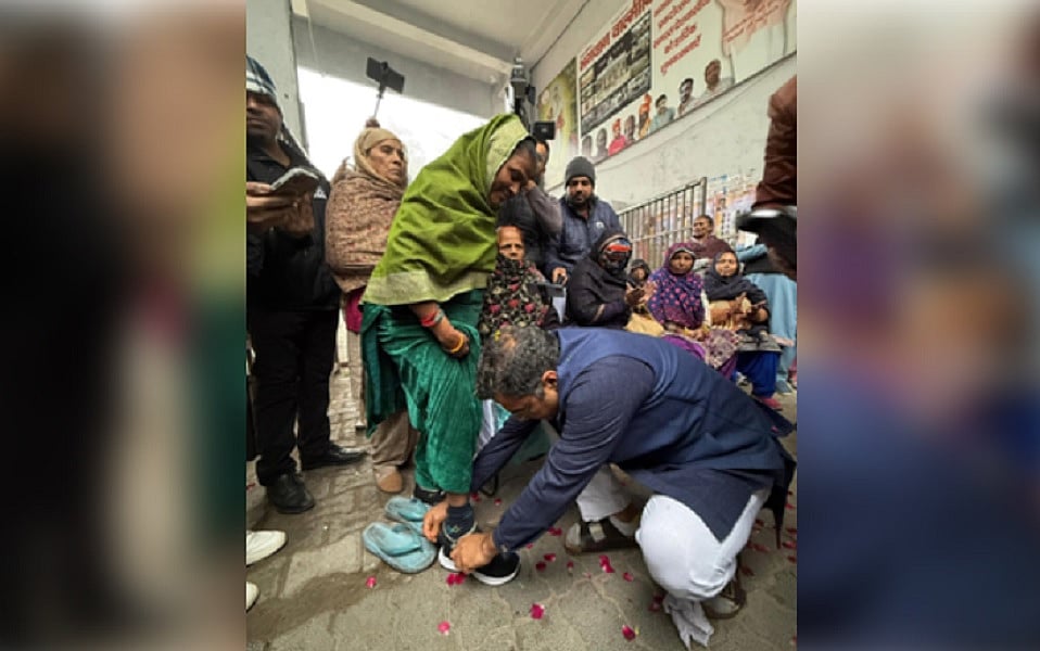 दिल्ली चुनावः BJP नेता प्रवेश वर्मा के खिलाफ FIR का निर्देश, जूते बांटने के मामले में चुनाव आयोग का एक्शन