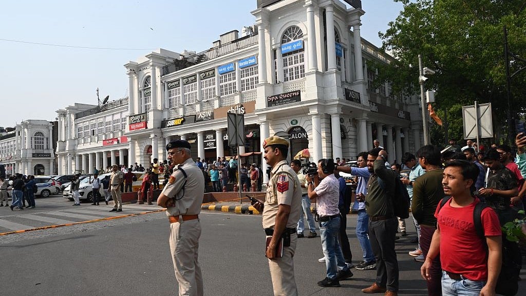 दिल्ली चुनाव में जन समस्याओं के मुद्दे गायब, कभी शीशमहल तो कभी रोहिंग्या पर नूरा कुश्ती