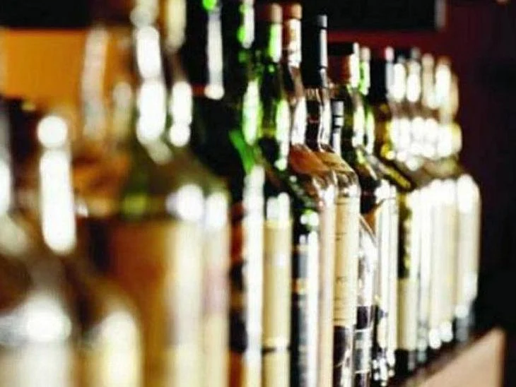 मध्य प्रदेश में कंटेनर ट्रक से 70 लाख रुपये की व्हिस्की जब्त, तस्करी के जरिये गुजरात भेजे जाने का संदेह