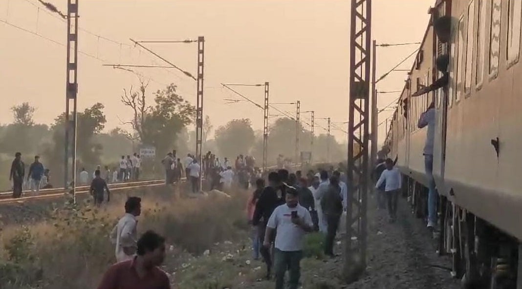 महाराष्ट्र के जलगांव में बड़ा रेल हादसा, पुष्पक एक्सप्रेस से उतरे यात्रियों को कर्नाटक एक्सप्रेस ने कुचला, 10 लोगों की मौत 