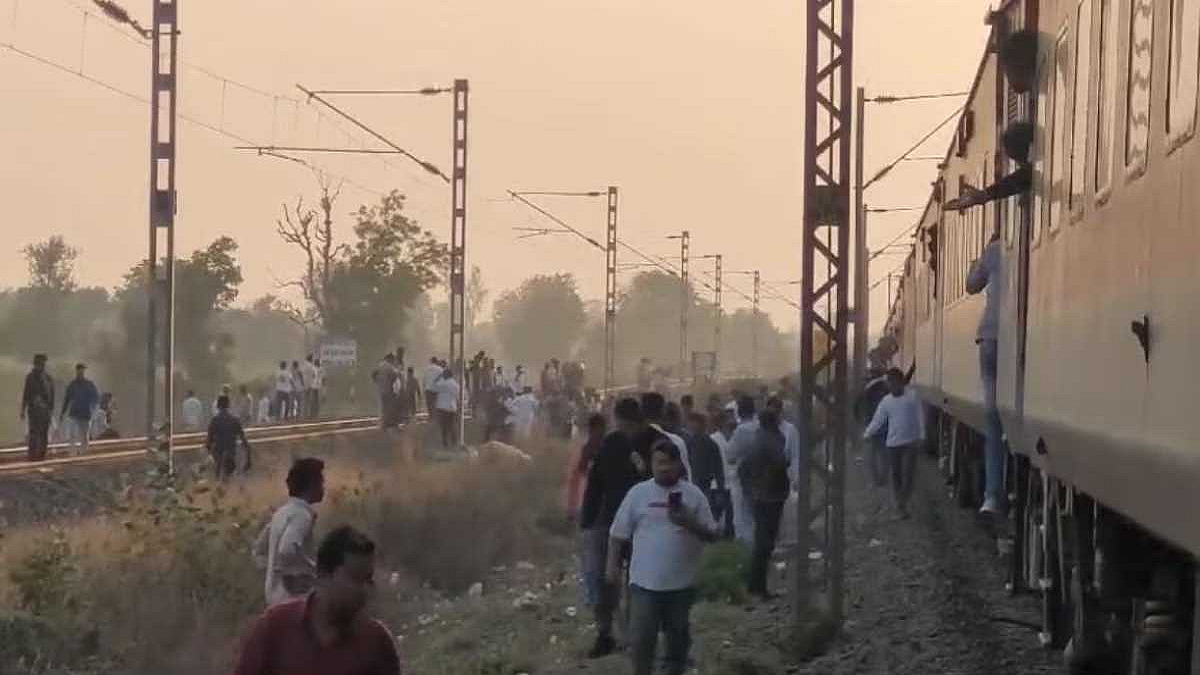 जलगांव ट्रेन हादसे की तस्वीर।