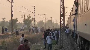 जलगांव ट्रेन हादसे में मृतकों की संख्या बढ़कर 13 हुई, अफवाह, चेन पुलिंग और फिर...पढ़िए हादसे के पीछे की पूरी कहानी