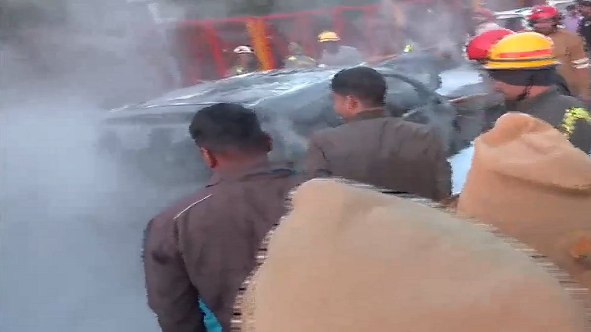 प्रयागराज में महाकुंंभ मेला क्षेत्र में दो गाड़ियों में लगी आग, मची अफरा-तफरी, दमकल विभाग ने आग पर पाया काबू