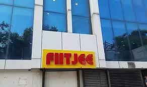 FIITJEE कोचिंग सेंटर: बंद होने का मामला गरमाया, अभिभावक हुए नाराज, संस्थान के मालिक समेत 12 पर मुकदमा दर्ज