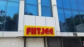 FIITJEE कोचिंग सेंटर: बंद होने का मामला गरमाया, अभिभावक हुए नाराज, संस्थान के मालिक समेत 12 पर मुकदमा दर्ज