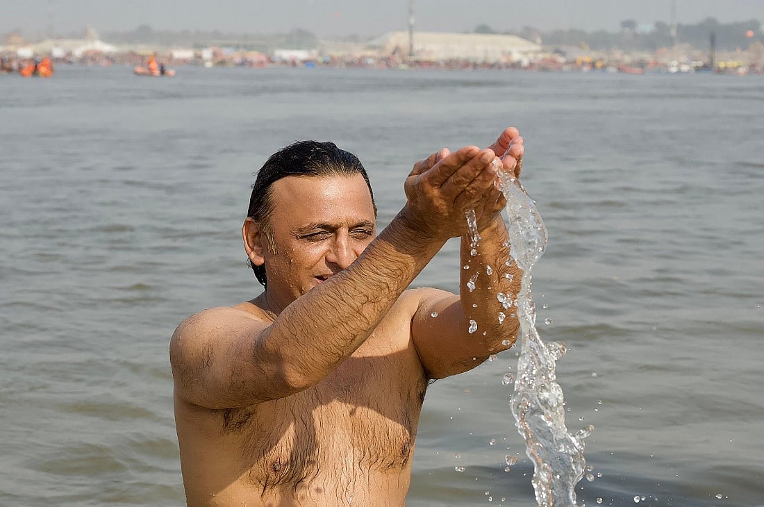 महाकुंभ पहुंचे अखिलेश ने संगम में लगाई आस्था की डुबकी, बोले- सौहार्द, सद्भावना और सहनशीलता के साथ लोग आगे बढ़ें