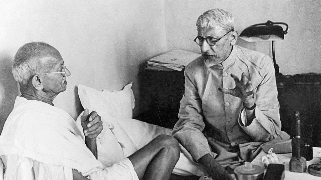 गांधी जी के साथ मौलाना अबुल कलाम आज़ाद (फोटो : Getty Images)