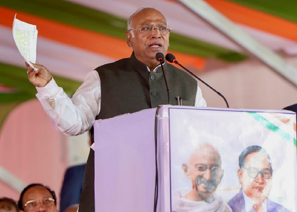 'मोदी सरकार मजदूर विरोधी, नए श्रम संहिता से रोजगार की सुरक्षा को खतरा', खड़गे ने गिनाई खामियां