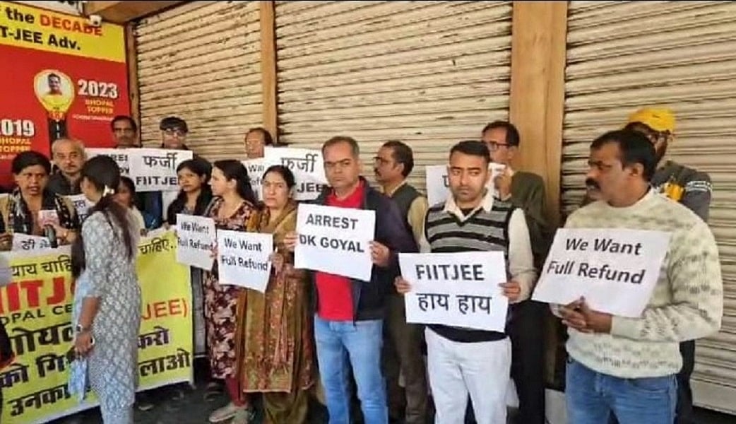 भोपाल में FITJEE कोचिंग बंद होने पर छात्रों के परिजनों ने किया प्रदर्शन, संचालकों के खिलाफ कार्रवाई की मांग की