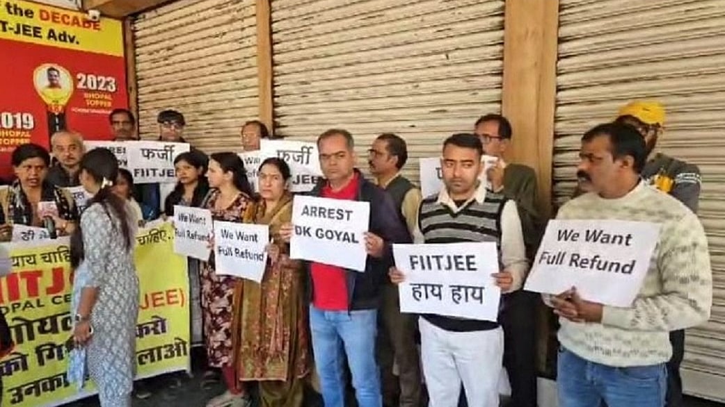 भोपाल में FITJEE कोचिंग बंद होने पर छात्रों के परिजनों ने किया प्रदर्शन, संचालकों के खिलाफ कार्रवाई की मांग की