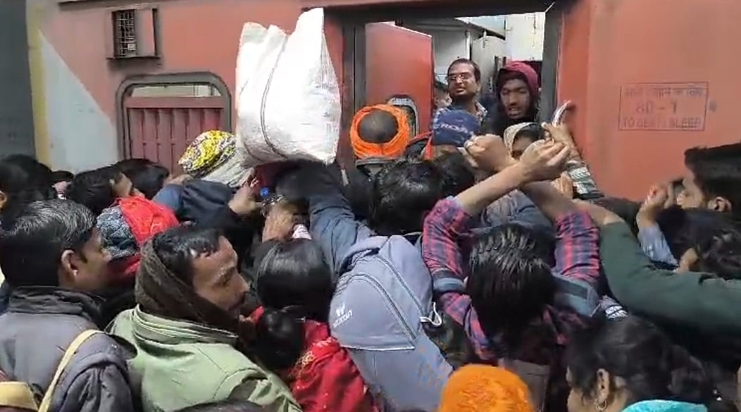बिहार: मौनी अमावस्या में महाकुंभ जाने के लिए ट्रेनों में उमड़ी भीड़, यात्री परेशान