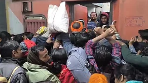 बिहार: मौनी अमावस्या में महाकुंभ जाने के लिए ट्रेनों में उमड़ी भीड़, यात्री परेशान