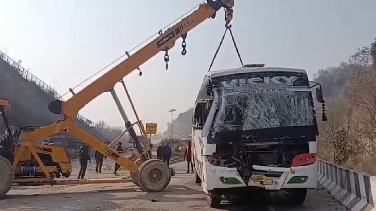जम्मू: वैष्णो देवी जा रही बस की ट्रक से टक्कर, 13 लोग घायल