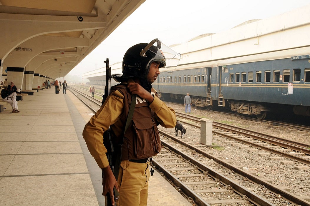 बांग्लादेशः रेल कर्मचारियों की हड़ताल यूनुस सरकार के लिए बनी चुनौती, ट्रेन सेवाएं ठप्प, लाखों यात्री परेशान
