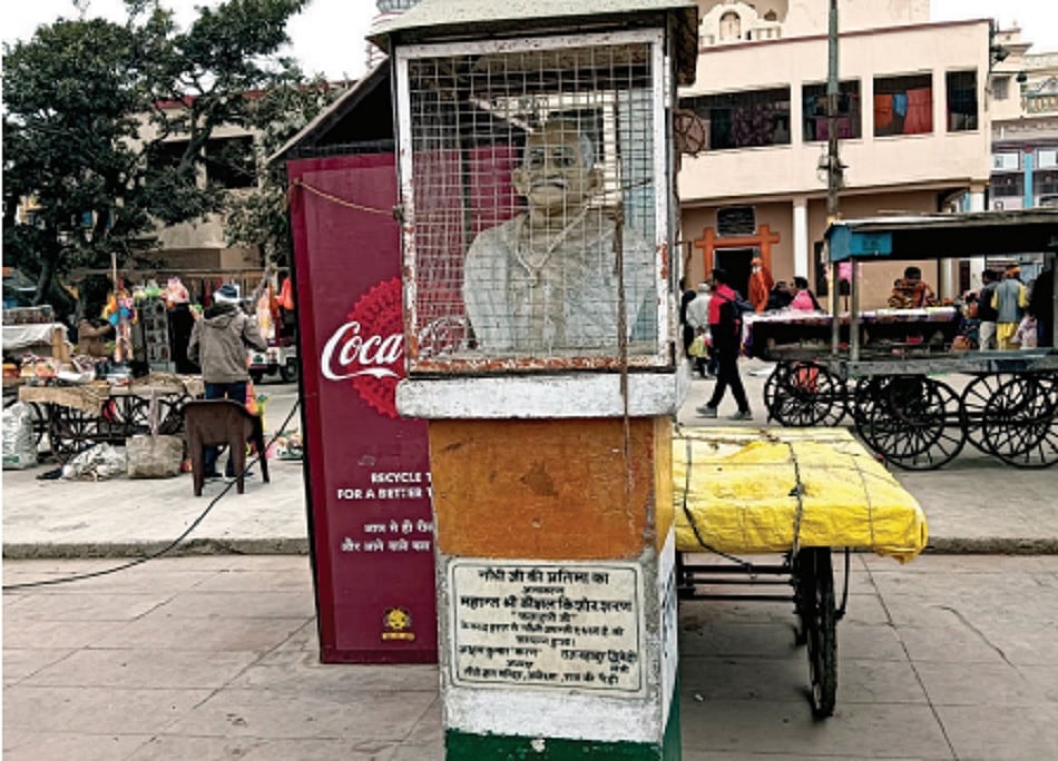 शहादत दिवस विशेषः अयोध्या में अजनबी बना दिए गए गांधी, बुरी तरह उपेक्षित पड़ी है राम की पैड़ी पर लगी प्रतिमा