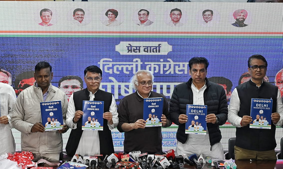 दिल्ली चुनाव: 300 यूनिट बिजली मुफ्त, महिलाओं को 2500 तो युवाओं को मिलेंगे 8500 रुपये, जानें कांग्रेस के घोषणापत्र में क्या-क्या है खास? 