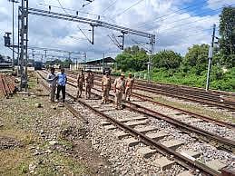 एक और ट्रेन हादसा टला, पानीपत-दिल्ली रेलवे पटरी पर ट्रेन पलटने की साजिश! ट्रैक पर लोहे का एंगल मिला