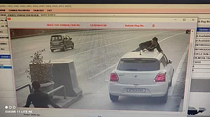 वीडियो: आगरा में कार चालक की दबंगई! टोल टैक्स मांगने पर ड्राइवर ने टोल कर्मी को 1KM तक बोनट पर घसीटा