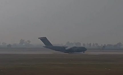 अमेरिका से डिपोर्ट किए गए अवैध प्रवासी भारतीयों का विमान अमृतसर पहुंचा, 104 लोग थे सवार