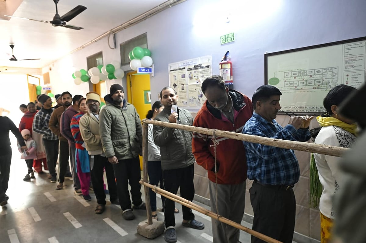 दिल्ली विधानसभा चुनाव: इन मुद्दों पर फर्स्ट टाइम वोटर कर रहे मतदान, किसी ने कहा बदलाव तो किसी की नौकरी की बात