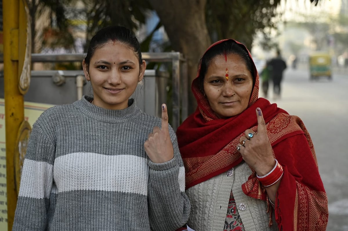 दिल्ली विधानसभा चुनाव: इन मुद्दों पर फर्स्ट टाइम वोटर कर रहे मतदान, किसी ने कहा बदलाव तो किसी की नौकरी की बात