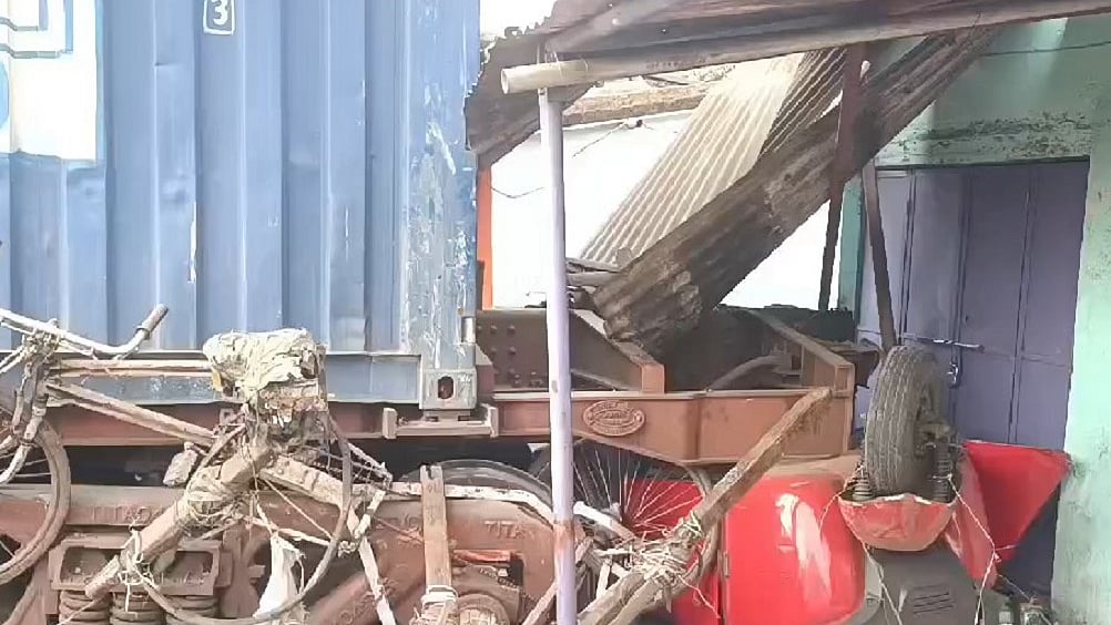 ओडिशा के राउरकेला में पटरी से उतरी मालगाड़ी, बस्ती में घुसी बोगियां, कई गाड़ियां क्षतिग्रस्त, कोई जनहानि नहीं