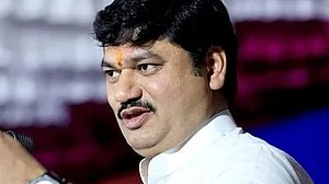 महाराष्ट्र: मंत्री धनंजय मुंडे को कोर्ट से झटका, करुणा शर्मा को देना होगा दो लाख रुपये गुजारा भत्ता